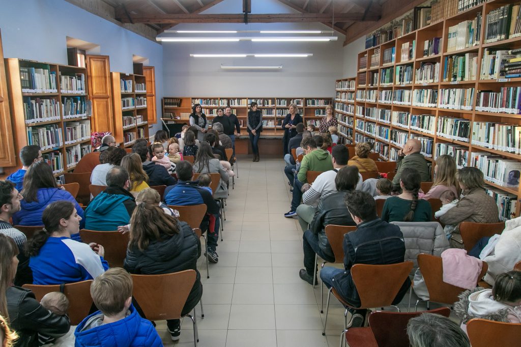 La alcaldesa, Rosa Díaz, junto a la concejal de Cultura y los niños y padres