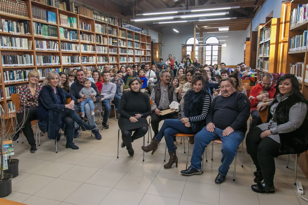 La alcaldesa, Rosa Díaz, junto a la concejal de Cultura y los niños y padres 