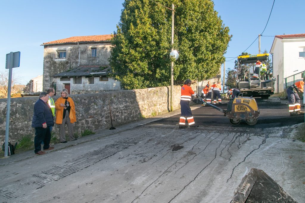 La alcaldesa de Polanco, Rosa Díaz Fernández, revisando unos trabajos de asfaltado de caminos junto al concejal de Barrios, Fernando Sañudo Pérez