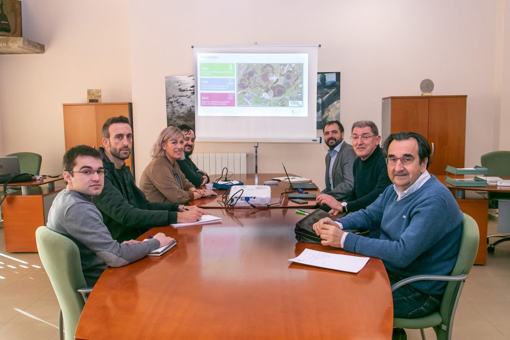 Comisión de seguimiento del convenio presidida por la alcaldesa, Rosa Díaz Fernández, y el director de Solvay, Jorge Oliveira