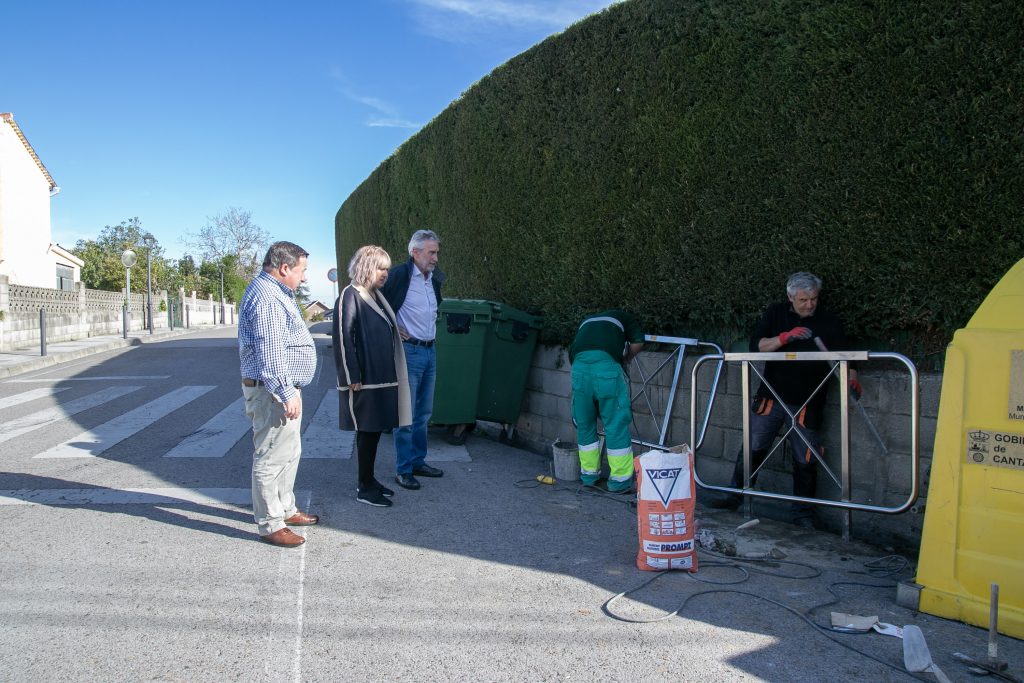 La alcaldesa de Polanco, Rosa Díaz Fernández, y los concejales de Obras y Barrios, Avelino Rodríguez Muriedas y Fernando Sañudo Pérez, comprobando la colocación de las últimas sujeciones instaladas en contenedores