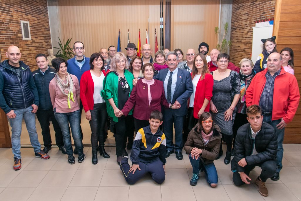 El presidente y la alcaldesa junto a la homenajeada y parte de su familia