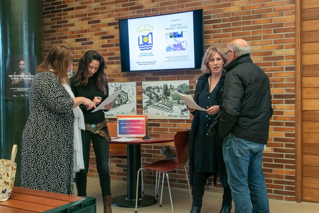 La alcaldesa y la concejal de Igualdad explicando el contenido de la encuesta a dos vecinos del municipio