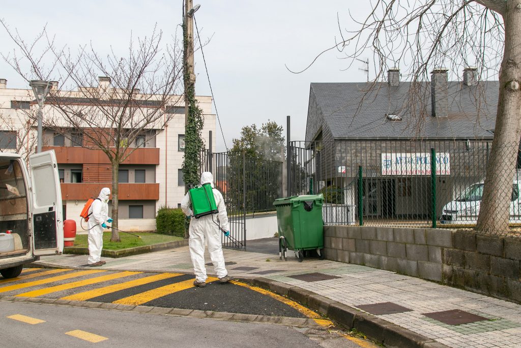 Operarios que llevan a cabo la desinfección den las calles de Polanco