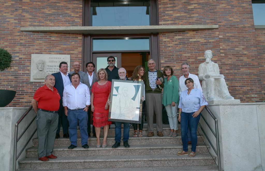 Anthony Clarke (cuarto por la derecha) junto a los últimos alcaldes de Polanco, el pintor Pedro Sobrado y asistentes al acto organizado por el municipio en agosto de 2018