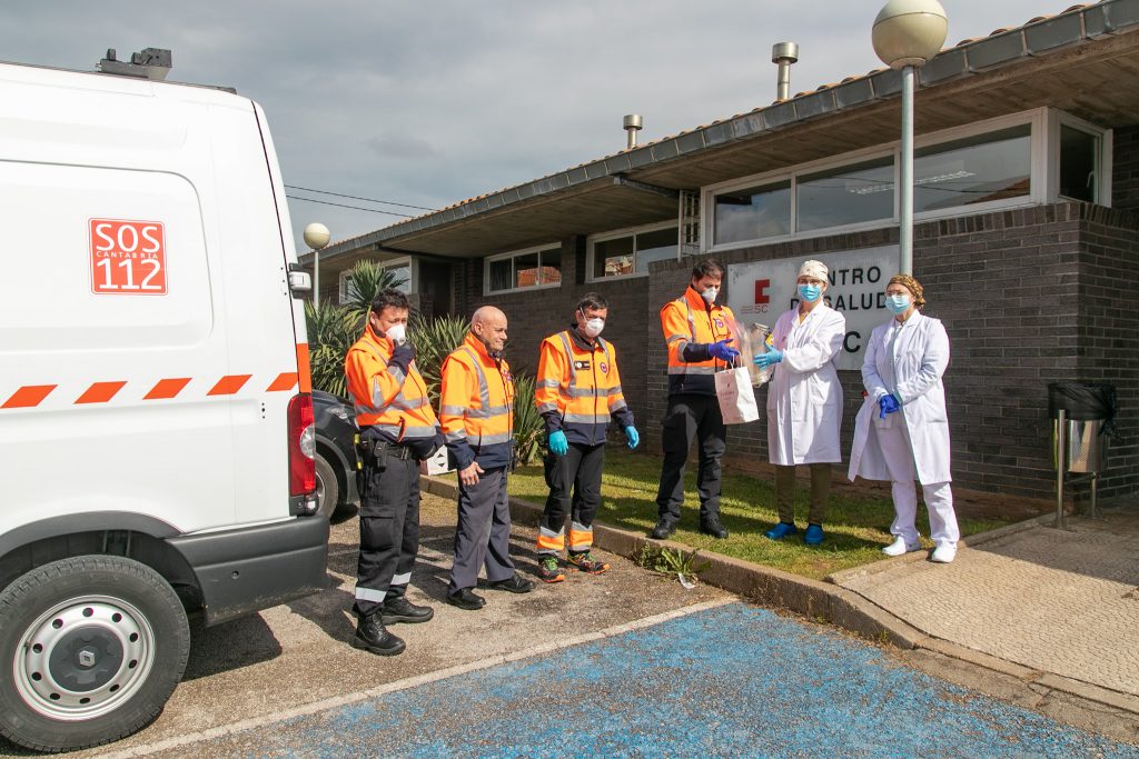 Entrega de las máscaras sanitarias a los responsables del centro de salud de Polanco