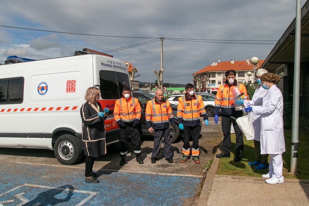 La alcaldesa y voluntarios de Protección Civil durante la entrega de material a los sanitarios del centro de salud