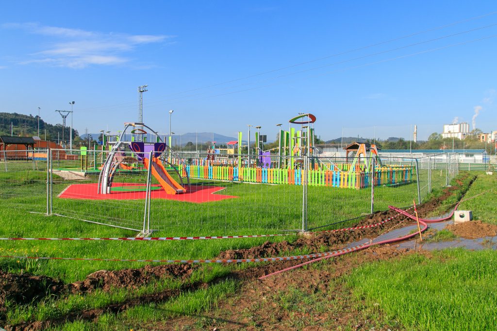 Estado actual de la ampliación del parque infantil de Rinconeda, cuyos trabajos de drenaje se inician estos días