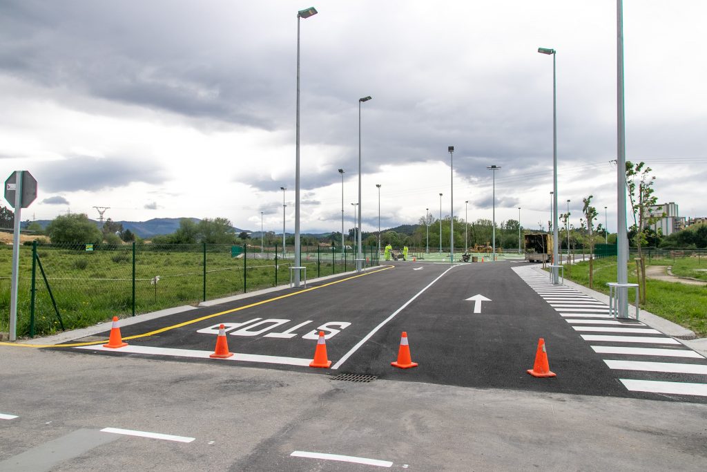 Obras de remate y pintado del nuevo aparcamiento de Rinconeda, situado junto al campo de fútbol y la zona de ocio