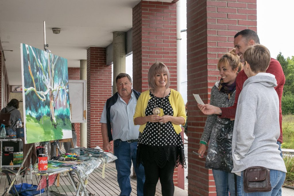 La alcaldesa, Rosa Díaz Fernández, y la concejal de Cultura, Alicia Martínez Bustillo, asisten al desarrollo del concurso de pintura al aire libre del pasado año