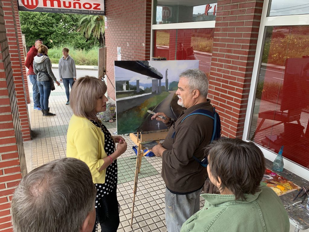 La alcaldesa, Rosa Díaz Fernández, y la concejal de Cultura, Alicia Martínez Bustillo, asisten al desarrollo del concurso de pintura al aire libre del pasado año