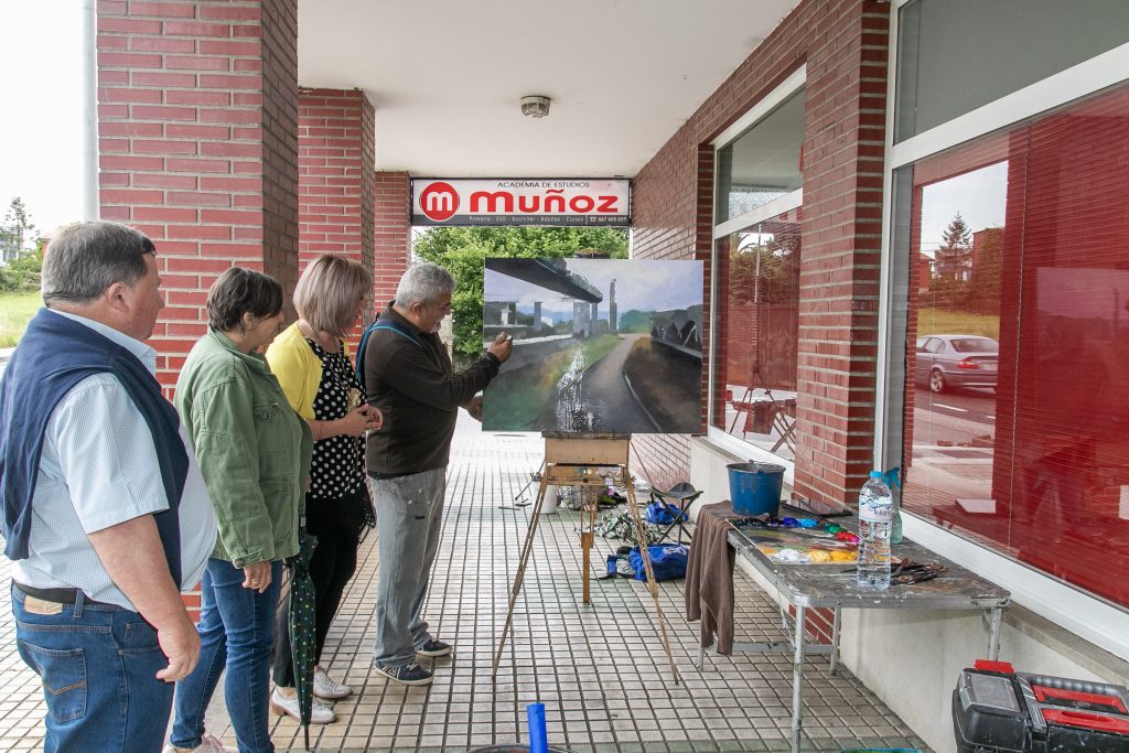 La alcaldesa, Rosa Díaz Fernández, y la concejal de Cultura, Alicia Martínez Bustillo, asisten al desarrollo del concurso de pintura al aire libre del pasado año