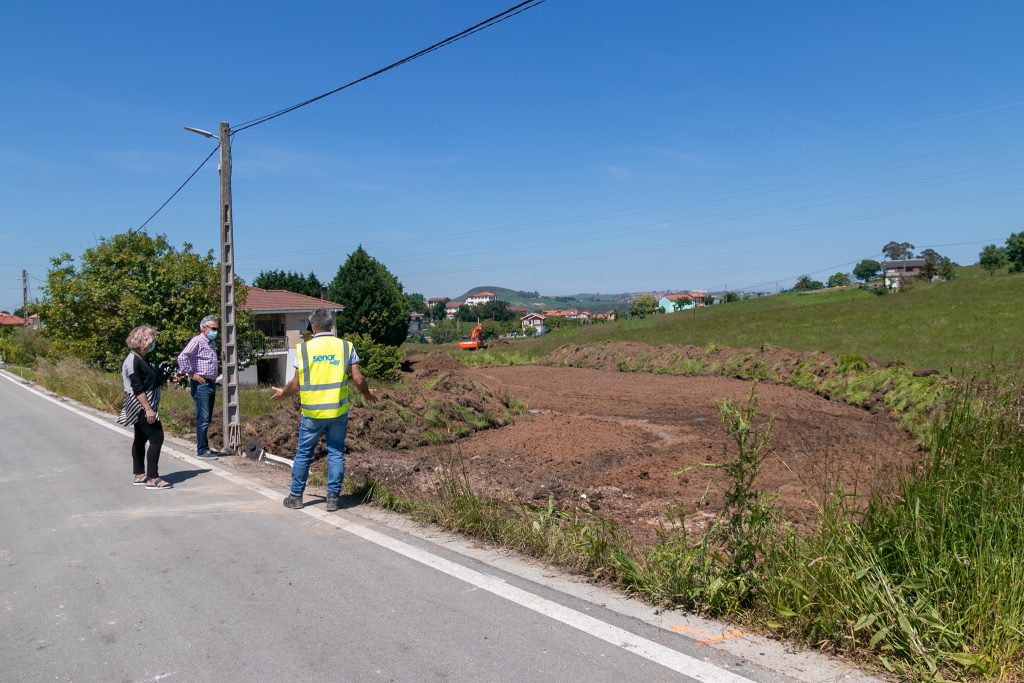 La alcaldesa y el concejal de Obras, Avelino Rodríguez Muriedas, en el inicio de los trabajos de construcción