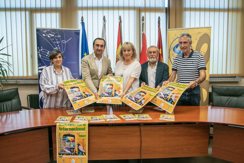 La alcaldesa y organizadores durante la presentación del Ciclo Coral Internacional de Polanco del pasado año
