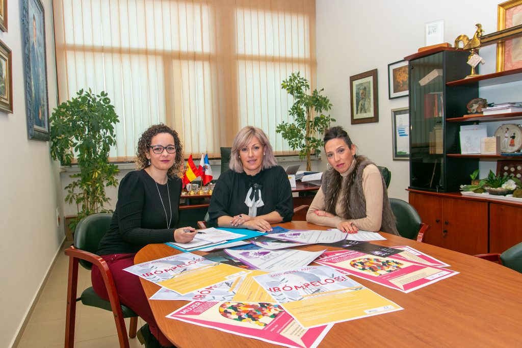 La alcaldesa de Polanco (en el centro) y la concejal de Igualdad (a la derecha) durante la presentación de una actividad