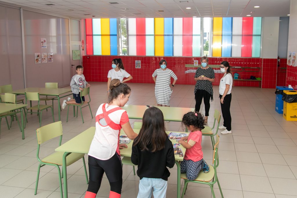 La alcaldesa de Polanco, Rosa Díaz Fernández, y la concejal de Juventud y Educación, Alicia Martínez Bustillo, visitando el campamento urbano