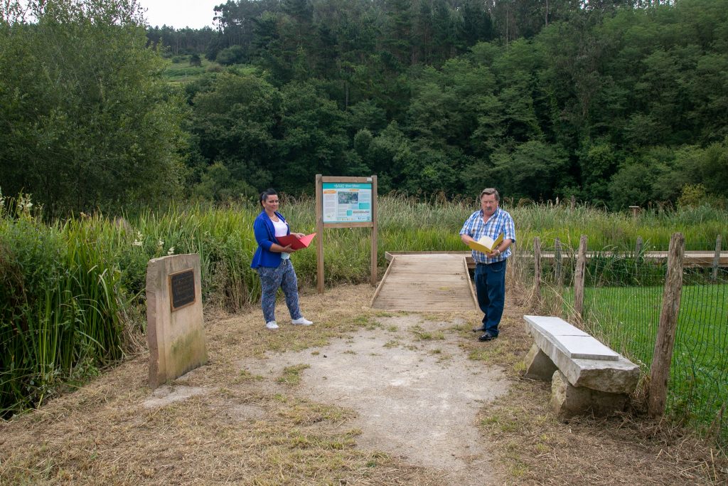 Los concejales de Medio Ambiente, Isabel Herrera, y de Barrios, Fernando Sañudo, visitando los accesos al Pozo Tremeo