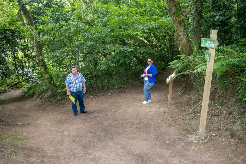 Los concejales de Medio Ambiente, Isabel Herrera, y de Barrios, Fernando Sañudo, visitando los accesos al Pozo Tremeo