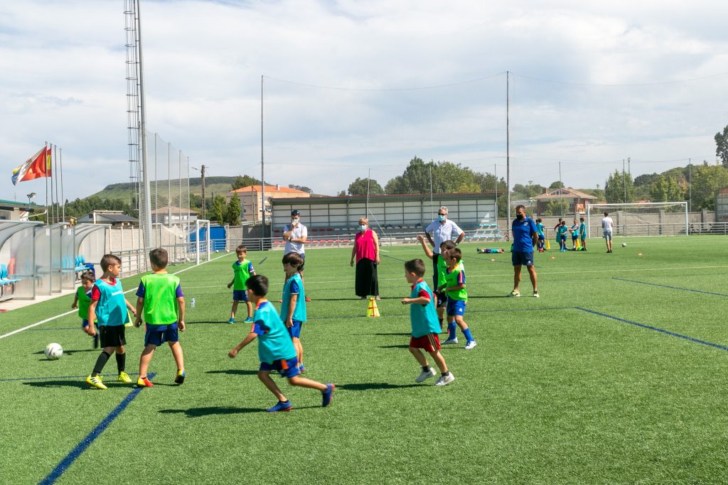 La alcaldesa de Polanco, Rosa Díaz Fernández, y el concejal de Deportes, Avelino Rodríguez Muriedas, durante su visita al campus