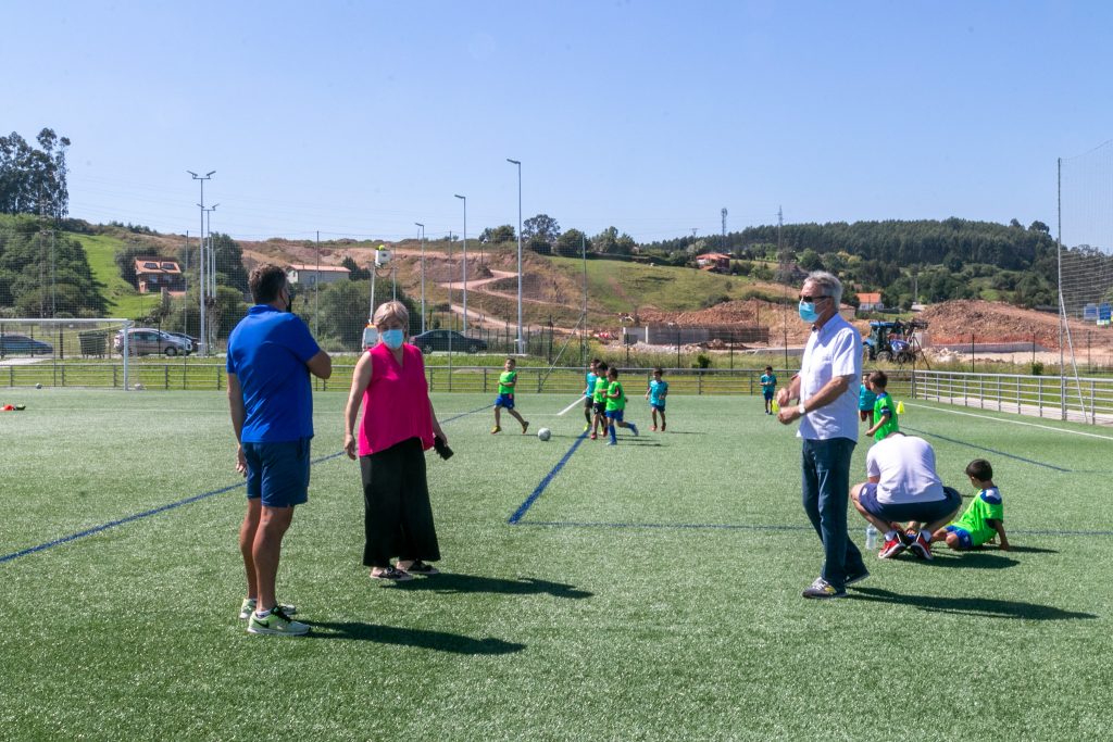 La alcaldesa de Polanco, Rosa Díaz Fernández, y el concejal de Deportes, Avelino Rodríguez Muriedas, durante su visita al campus