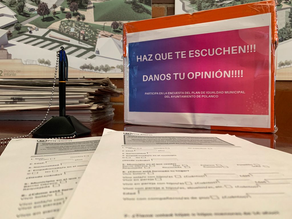 Punto informativo que se instaló en el Ayuntamiento de Polanco para recoger las encuestas sobre el Plan de Igualdad