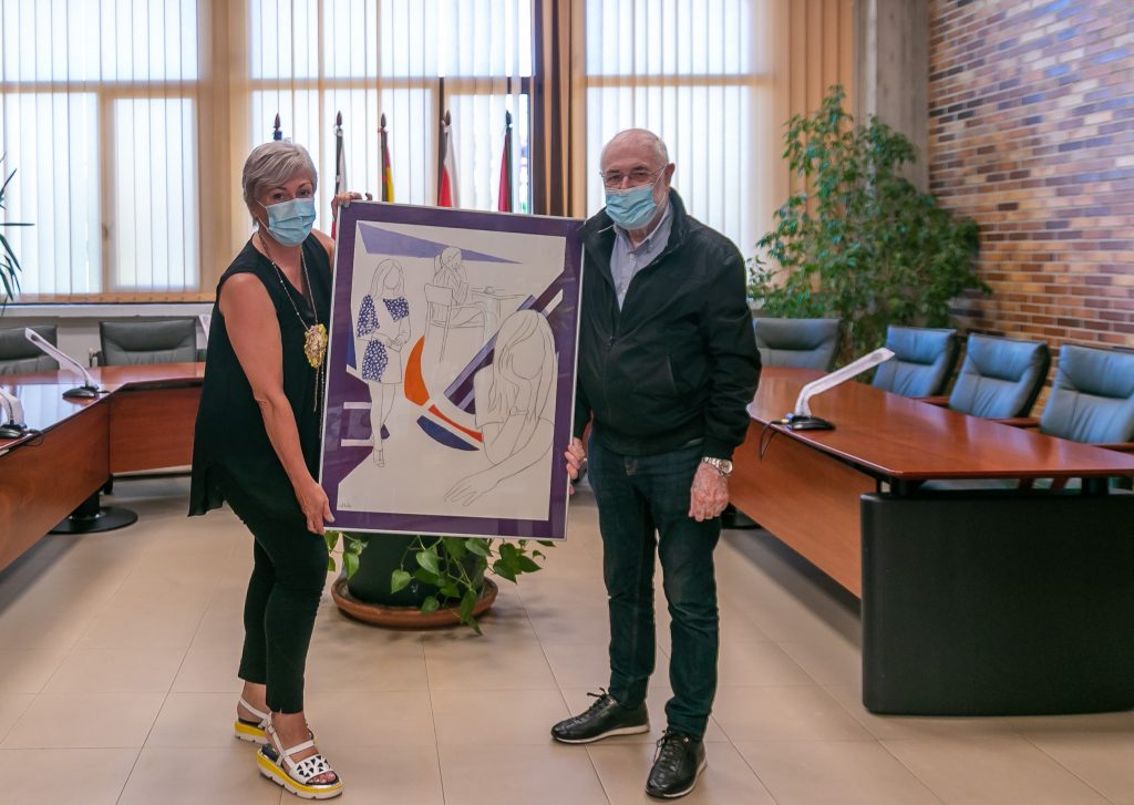 La alcaldesa de Polanco, Rosa Díaz Fernández, recibe del pintor Pedro Sobrado la obra