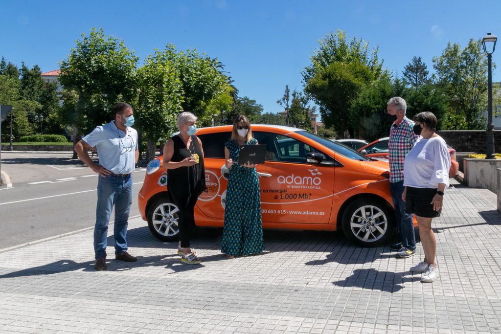 La alcaldesa de Polanco, Rosa Díaz Fernández, y concejales del Ayuntamiento reciben explicaciones del personal de Adamo sobre el plan de despliegue de su red de alta velocidad