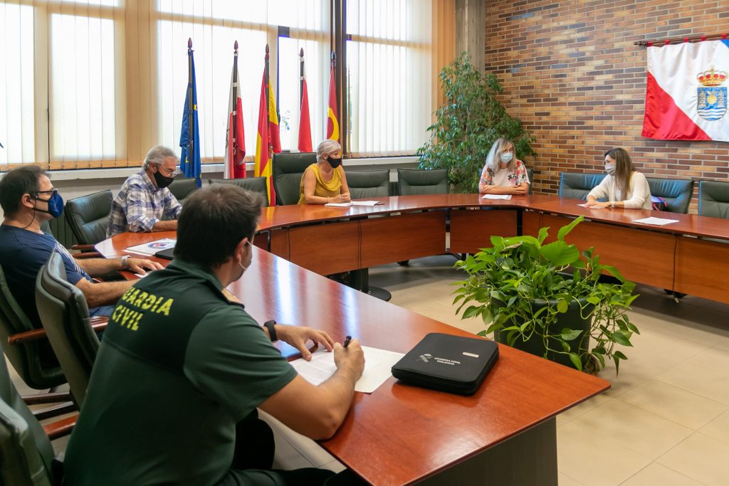 La alcaldesa preside la reunión de trabajo de coordinación para mejorar el funcionamiento del centro de salud de Polanco