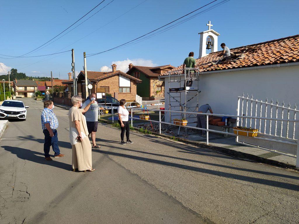 La alcaldesa y los concejales de Barrios y Cultura junto a vecinos asisten al inicio de los trabajos de reparación de la cubierta en la ermita de San Elías