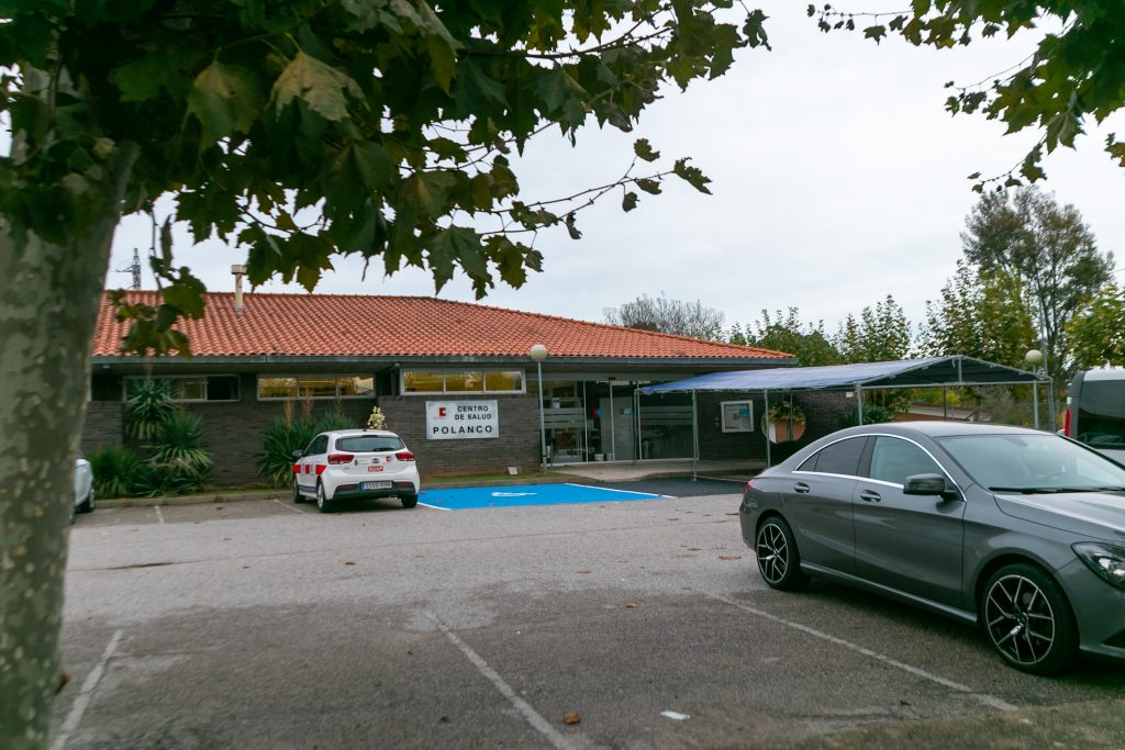 Edificio actual del centro de salud de Polanco, que la Consejería de Sanidad prevé ampliar para atender la demanda