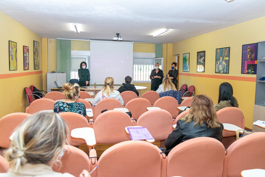 La alcaldesa y la concejal de Igualdad en su visita a las mujeres participantes en la actividad