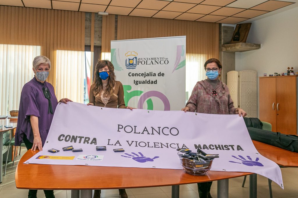 La alcaldesa, Rosa Díaz Fernández; la concejal de Mujer, María José Liaño García; y la directora de Códice Cantabria, Montserrat Peña, en la presentación de la campaña