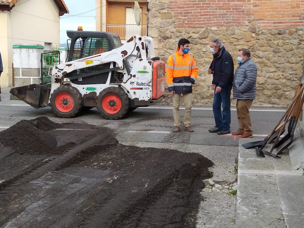 Los concejales de Obras y Barrios, Avelino Rodríguez Muriedas y Fernando Sañudo Pérez, durante su visita a una de las zonas que se está asfaltando