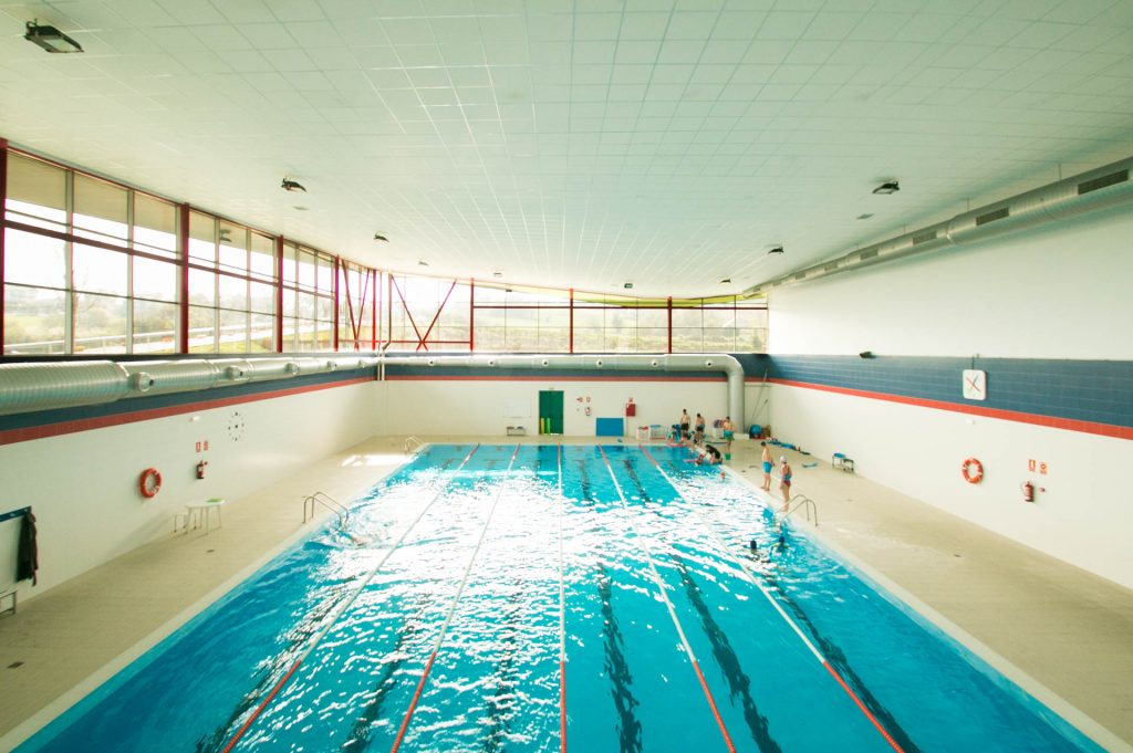 Usuarios en la piscina existente en el pabellón polideportivo de Requejada