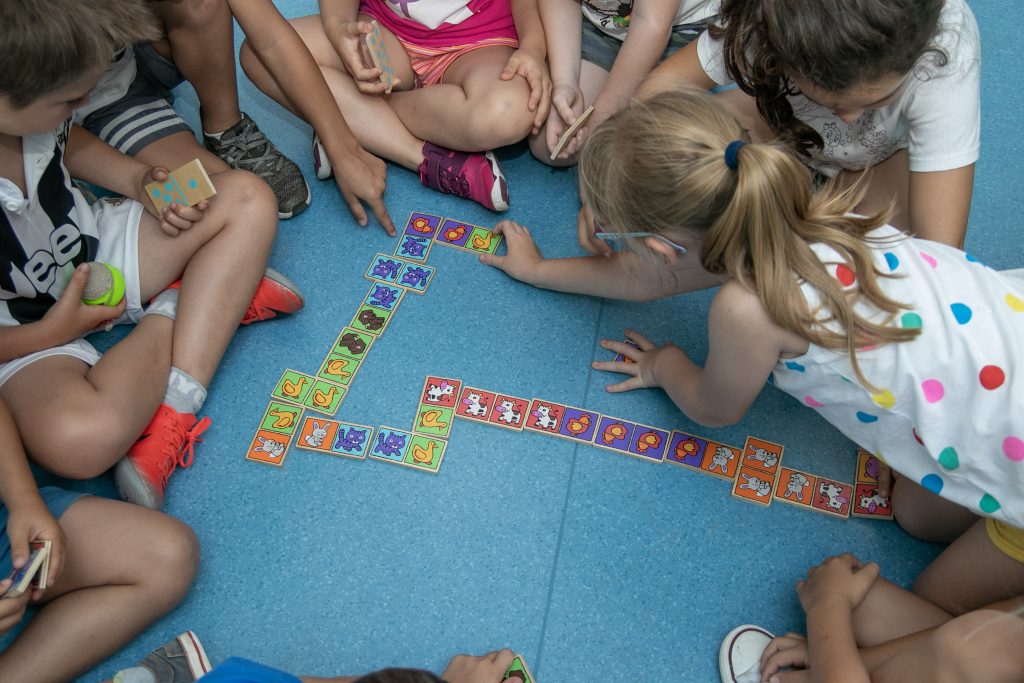 Niños en una actividad lúdica organizada por el Ayuntamiento en colegio Pérez Galdós