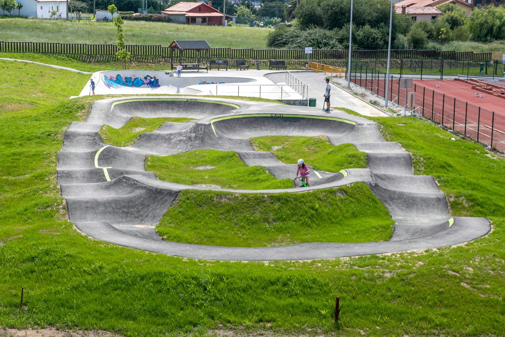 Niños en la pista de pump track de Requejada, una de las instalaciones que se reabren