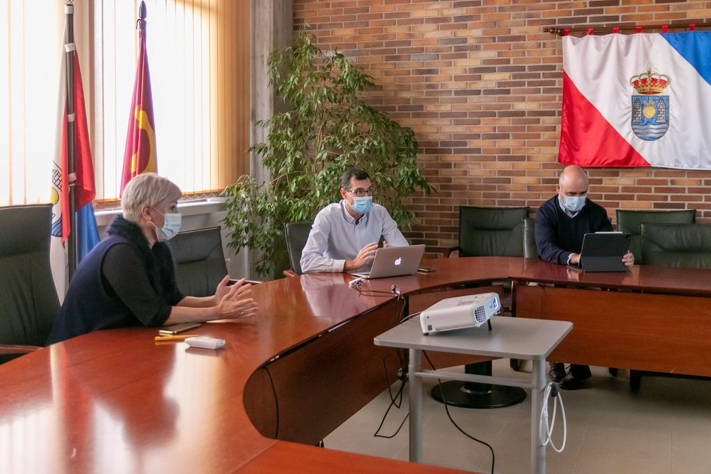 La alcaldesa, Rosa Díaz Fernández, reunida con los integrantes del grupo de investigación SUM+LAB – Movilidad Sostenible e Ingeniería Ferroviaria de la Universidad de Cantabria durante la entrega del borrador del PMS