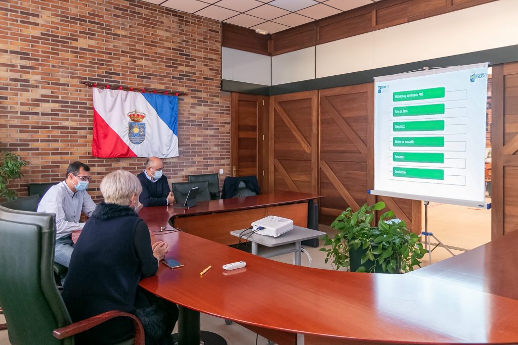 La alcaldesa, Rosa Díaz Fernández, reunida con los integrantes del grupo de investigación SUM+LAB – Movilidad Sostenible e Ingeniería Ferroviaria de la Universidad de Cantabria durante la entrega del borrador del PMS