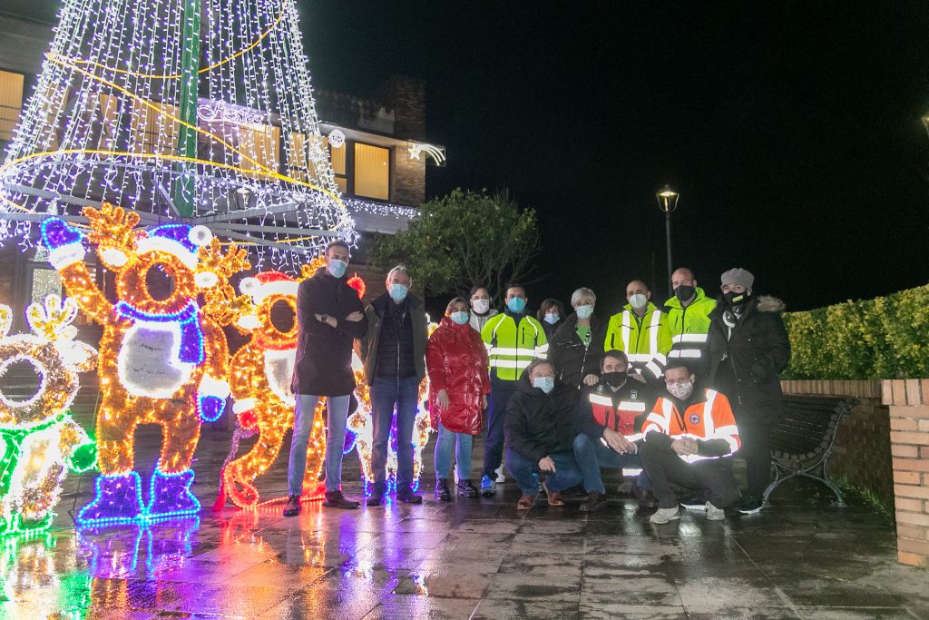 La alcaldesa junto a los voluntarios de Protección Civil, concejales y personas municipal en el encendido del alumbrado navideño