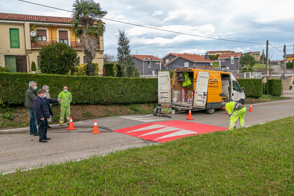 La alcaldesa, Rosa Díaz Fernández, y los concejales de Obras y Barrios, Avelino Rodríguez Muriedas y Fernando Sañudo Pérez, visitado una de las zonas donde se llevan a cabo los trabajos