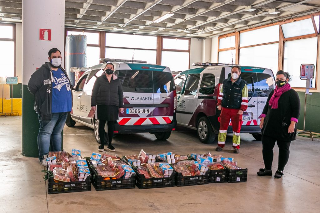 La concejal de Servicios Sociales, Isabel Herrera Landeras, recibe una donación de alimentos por parte de representantes de la empresa Lasarte