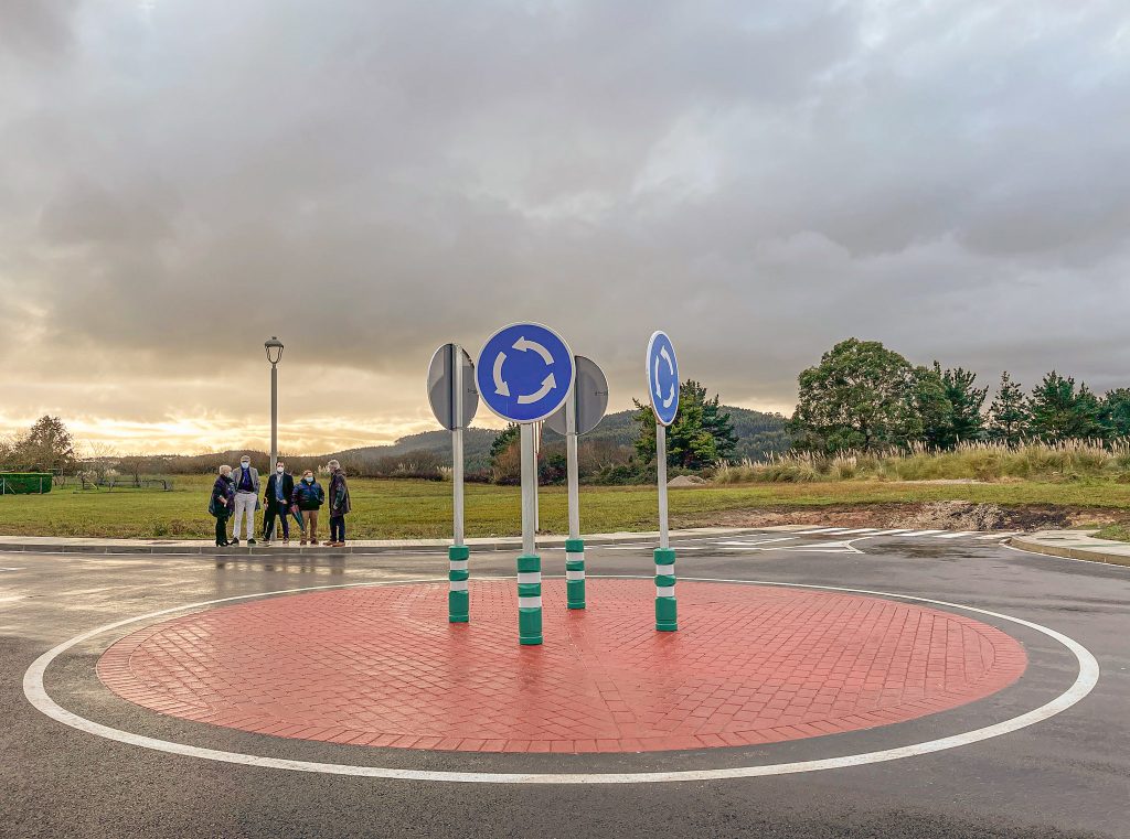 La alcaldesa de Polanco, Rosa Díaz Fernández, y el director de Solvay, Jorge Oliveira, junto a los concejales de Obras y Barrios, Avelino Rodríguez Muriedas y Fernando Sañudo Pérez, visitando la carretera abierta al tráfico