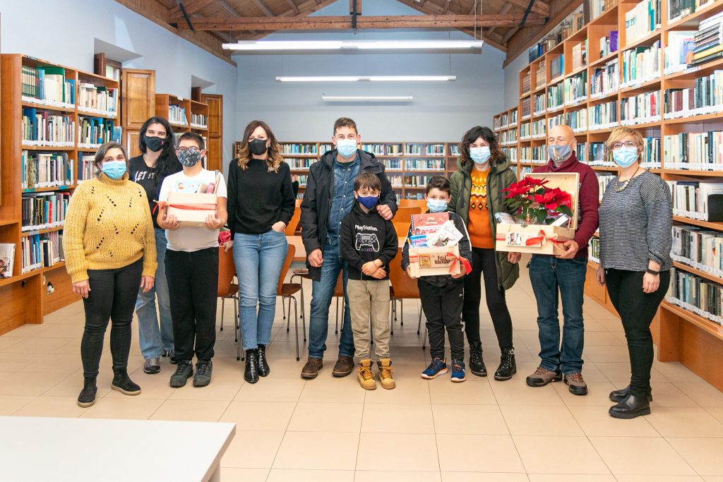 Ganadores de las cestas de la iniciativa "Leer tiene premio" promovida por la biblioteca municipal de Polanco