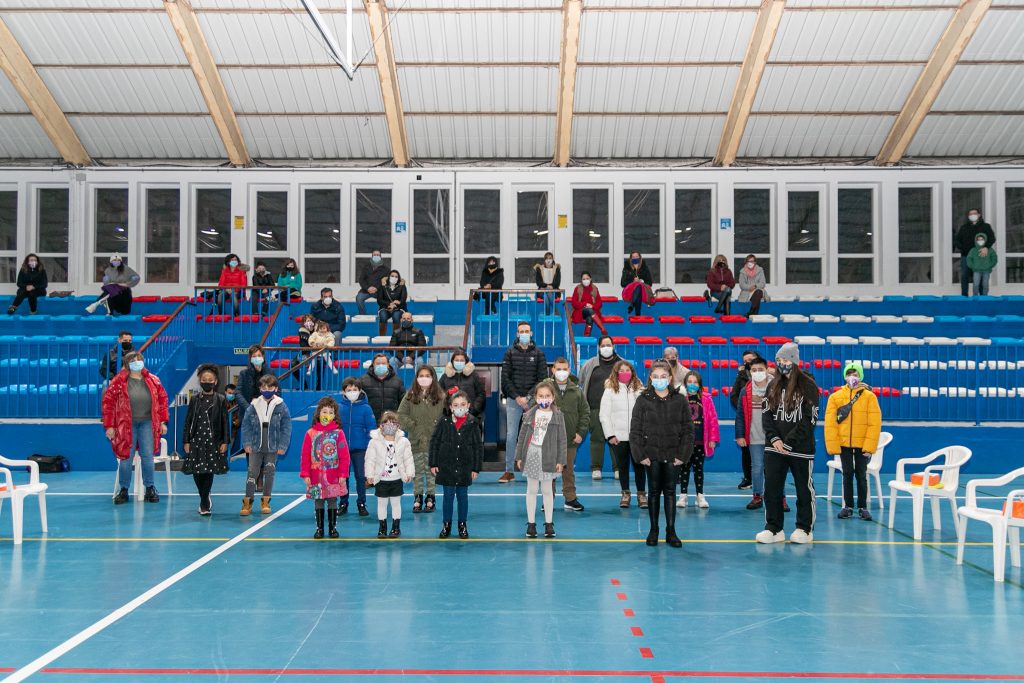 Autoridades y niños ganadores del concurso de postales navideñas convocado por el Ayuntamiento de Polanco