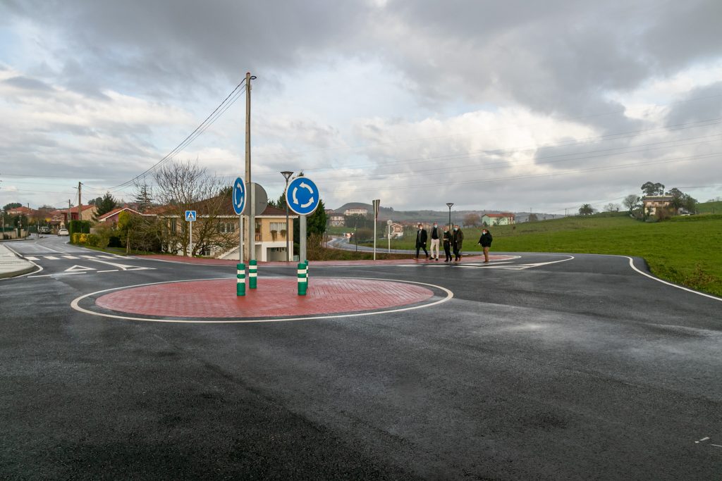 La alcaldesa de Polanco, concejales y directivos de Solvay visitan las obra ya terminadas de la carretera de Cumbrales