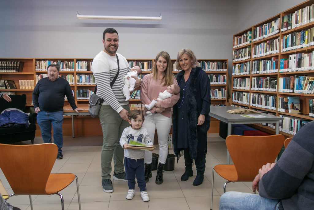 (Archivo) La alcaldesa en la entrega de árboles a las familias que ha tenido niños en el último año