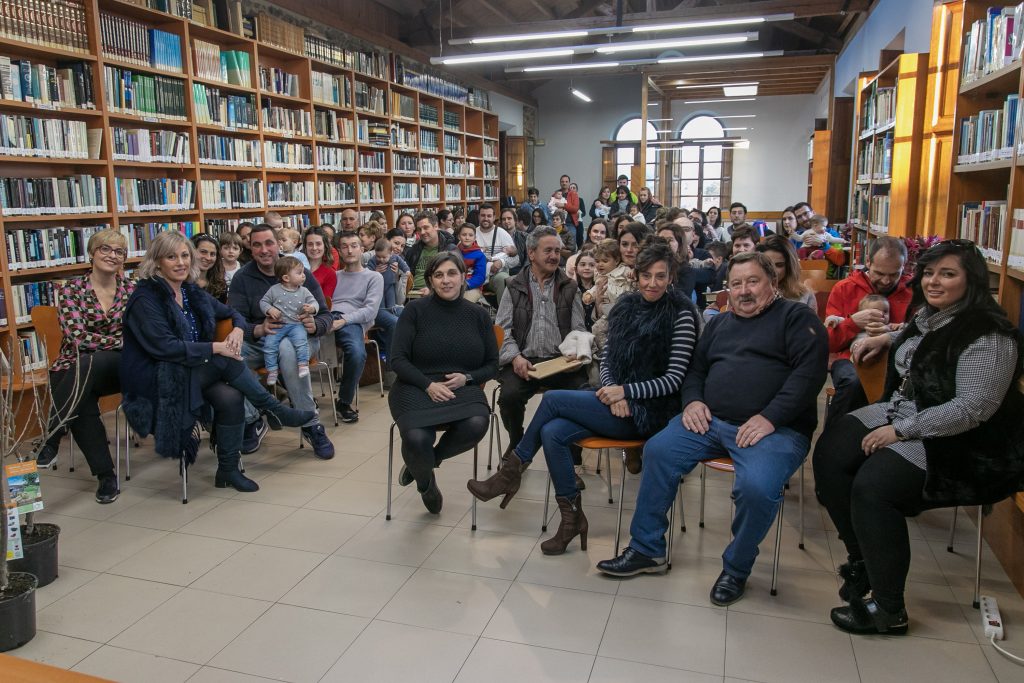 (Archivo) La alcaldesa en la entrega de árboles a las familias que ha tenido niños en el último año