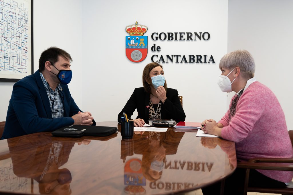 La consejera con la alcaldesa y el concejal de Protección Civil