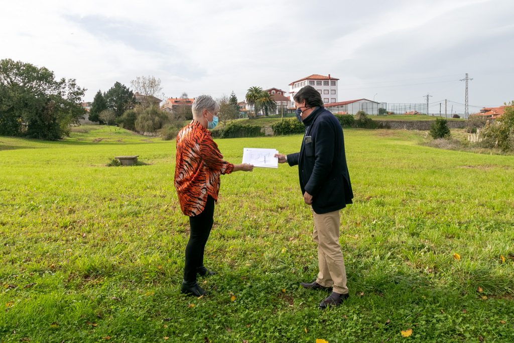 La alcaldesa, Rosa Díaz Fernández, en una reciente visita a la zona donde se construirá el nuevo saneamiento del barrio El Piñal