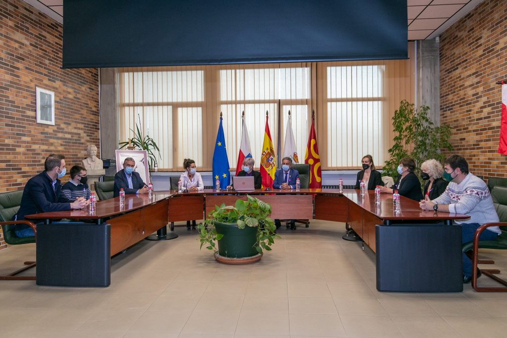 Revilla y la alcaldesa entregan a Mara Mazorra, Mariló Saiz y María Luz Saiz el premio Mujer Referente de Polanco 2021